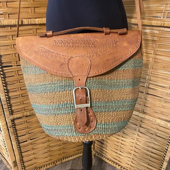 Artisan Woven Straw & Leather Saddle Bag Crossbody – Handcrafted Boho Satchel - Picture 2 of 9